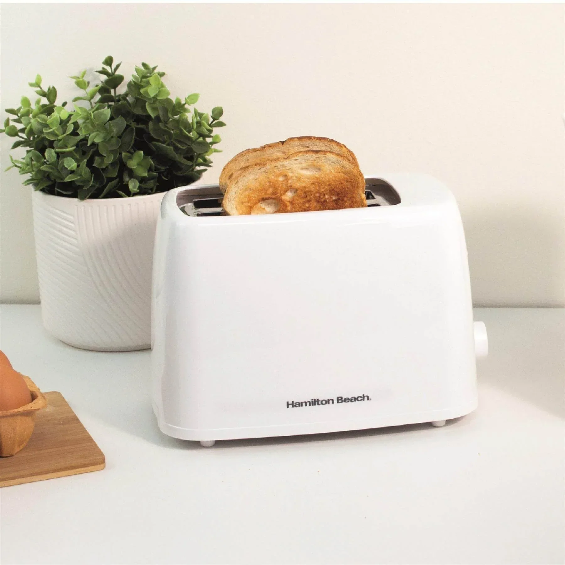 HB1116C-2 Hamilton Beach Essential 2-Slice Toaster 650W with Wide Slots, Removable Crumb Tray & Cord Storage, Cream