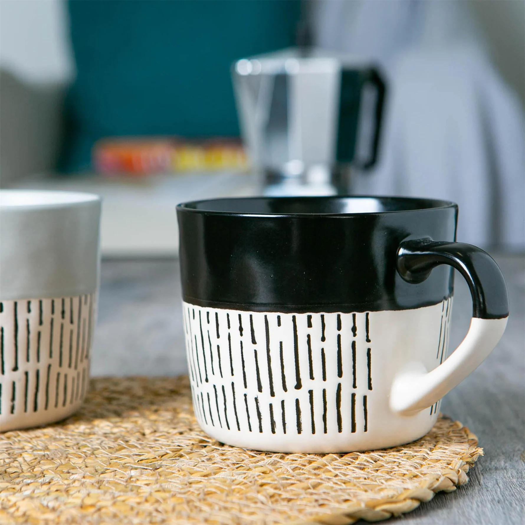 TR-NS-PH202510-1 Nicola Spring Two Tone Dash Mug 450ml, Black